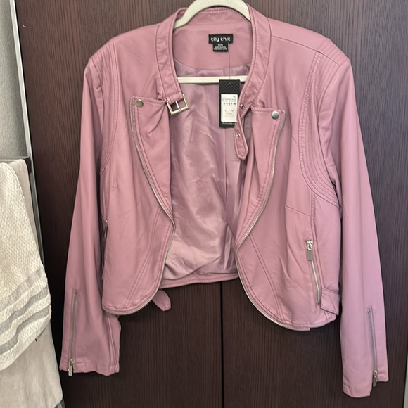 City Chic Women's Cropped Faux Leather Moto Jacket Mauve Size 20 - Picture 3 of 5